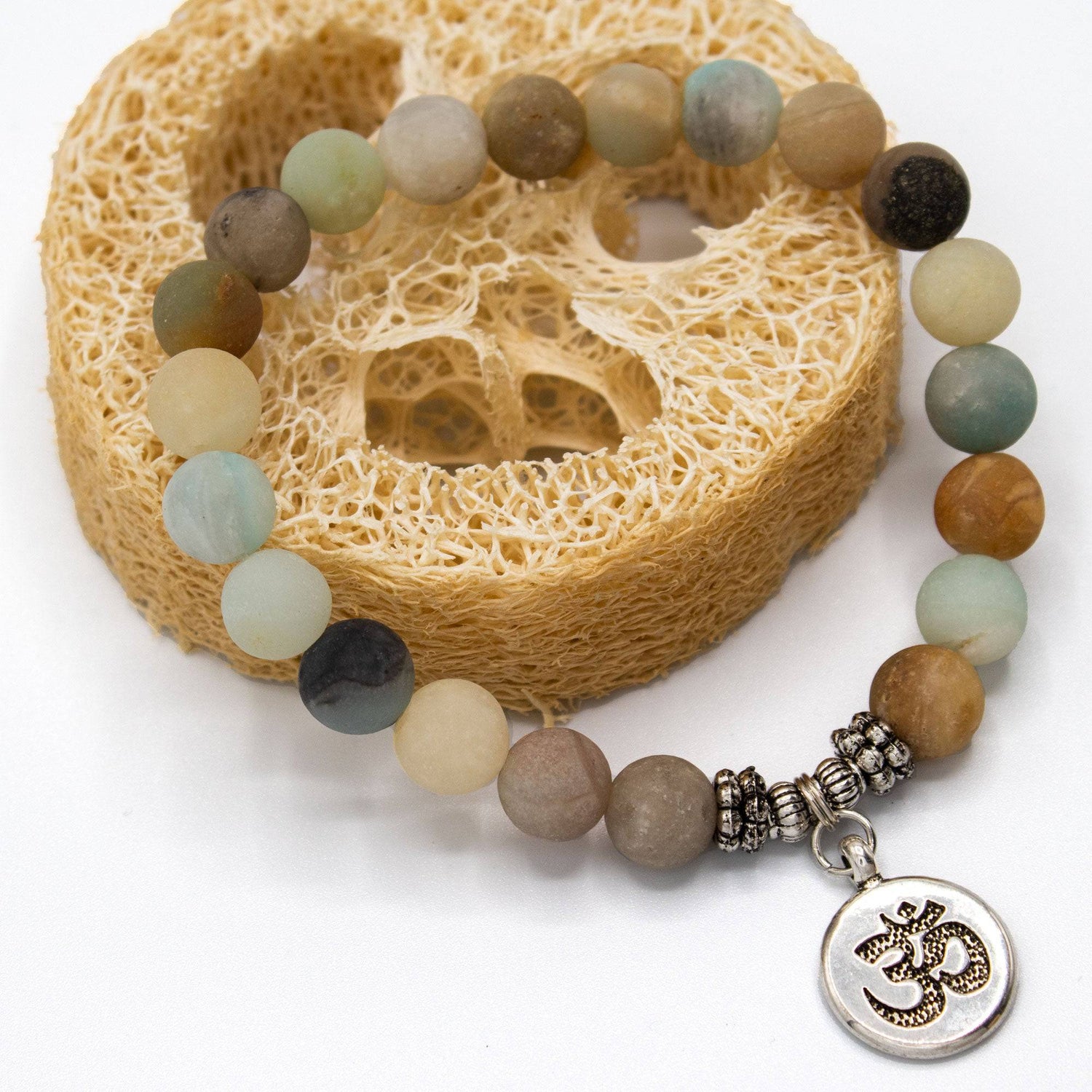 A.M.A.D.O Armband mit Perlen aus Amazonit und Motivanhänger - AMADO-SelfCare