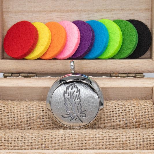 A.M.A.D.O Aroma-Anhänger "Feder" - Ätherisches Öl Duft Diffusor Kette edel - AMADO-SelfCare