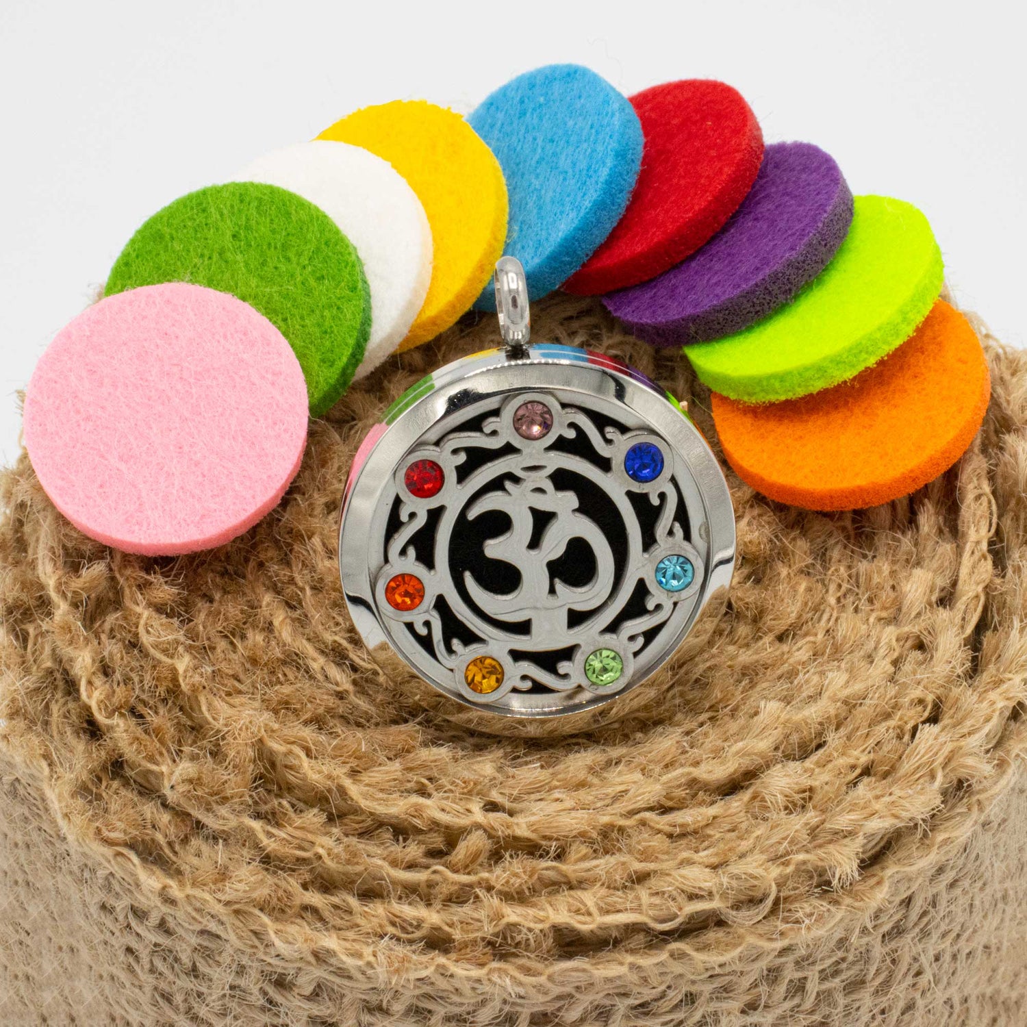 A.M.A.D.O Aroma-Anhänger "Om" Meditation - Ätherisches Öl Duft Diffusor Kette edel - AMADO-SelfCare